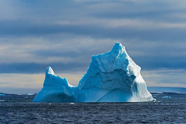 Su, Keren 아티스트의 Iceberg in South Atlantic Ocean-Antarctica작품입니다.